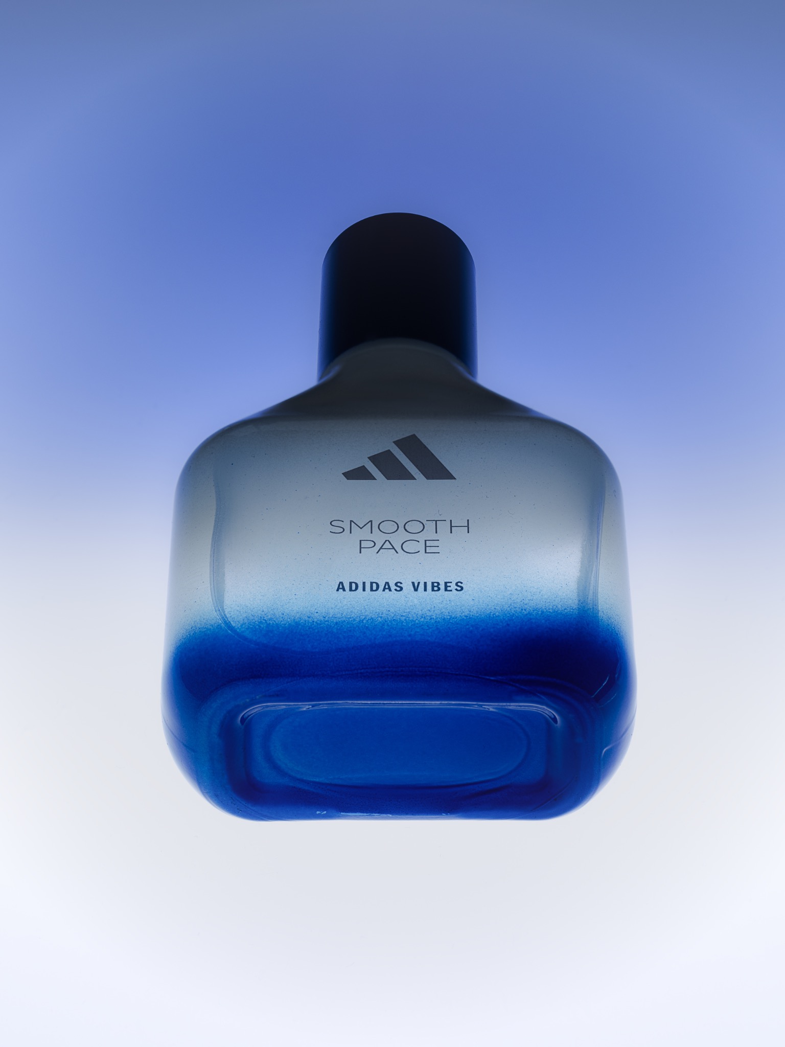 Синий флакон Adidas в холодном свете